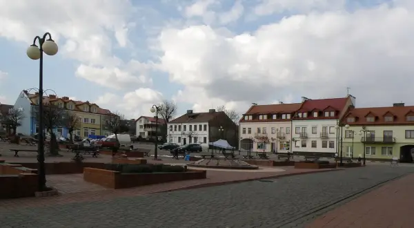 Rynek w Serocku, kujawsko-pomorskie. Kolorowe kamienice, ławki i latarnie tworzą urokliwy zakątek.