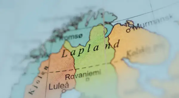 Mapa pokazuje, gdzie jest Laponia, z zaznaczonymi miastami jak Rovaniemi i Tromsø.