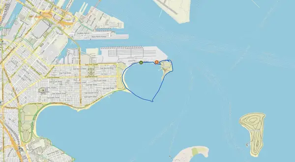 Mapa pokazuje, gdzie leży Boston, z zaznaczonymi ulicami, lotniskiem i wyspami na wodzie.