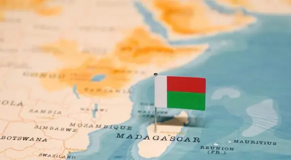 Flaga Madagaskaru na mapie Afryki. Widać, gdzie leży Madagaskar, obok Mozambiku i Mauritius.