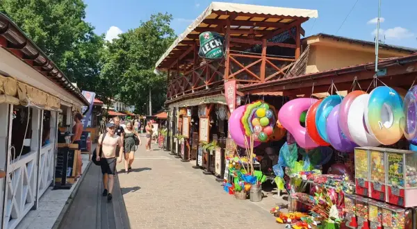 Spacer po Skorzęcinie, gdzie kolorowe koła ratunkowe i zabawki zapowiadają letnie imprezy.