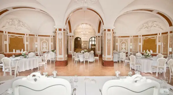 Gdzie zjeść w Mosznej? Restauracje i smaki blisko zamku