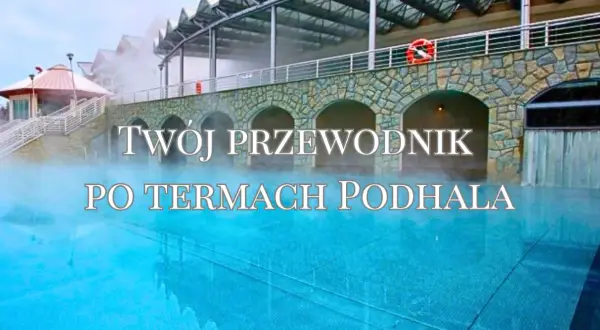 Woda w basenie termalnym paruje, tworząc mgiełkę wokół kamiennej budowli. Odkryj gorące źródła Podhala!
