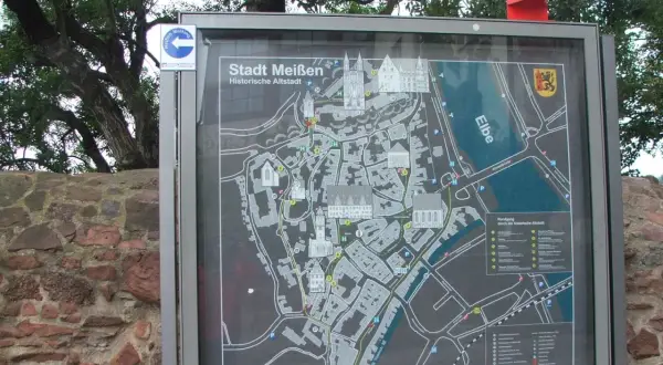 Mapa turystyczna "Stadt Meißen Historische Altstadt" przedstawia urokliwe porcelanowe miasto w Saksonii, z zaznaczonymi zabytkami i rzeką Łabą.