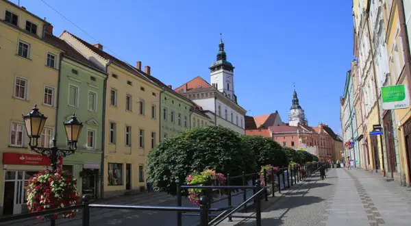 Kolorowe kamienice i wieże ratuszowe tworzą malowniczy widok na miasto nad Kaczawą.