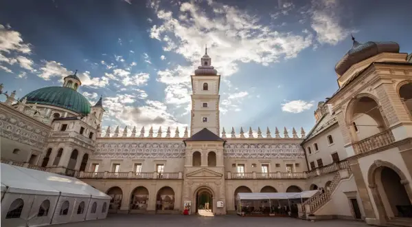 Krasiczyn zamek zwiedzanie. Majestatyczny dziedziniec zamku Krasiczyn z wieżą i kopułą, zapraszający do odkrywania jego historii.