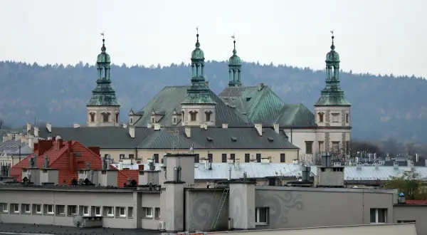 Imponująca bazylika z zielonymi kopułami góruje nad miastem, tworząc malowniczy krajobraz kielecczyzny.