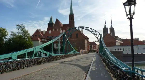 Most Tumski we Wrocławiu, z kłódkami miłości i katedrą w tle. Idealne miejsce, by zobaczyć Wrocław.