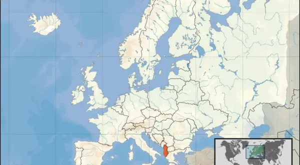 Mapa Europy z zaznaczoną Albanią. Gdzie jest Albania? Na Bałkanach, nad Adriatykiem.