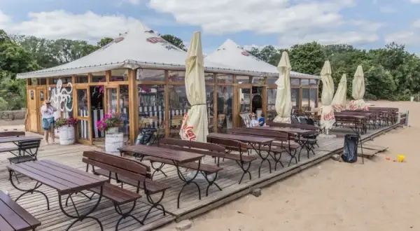 Brzeźno: Gdzie zjeść rybę z widokiem? Polecane restauracje
