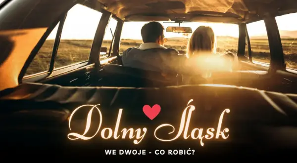 Para w samochodzie podczas zachodu słońca, odkrywająca romantyczne miejsca Dolny Śląsk.