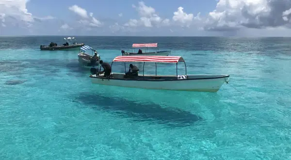 Łodzie na turkusowej wodzie. Planując podróż na Zanzibar, szczepienia są ważnym elementem przygotowań.