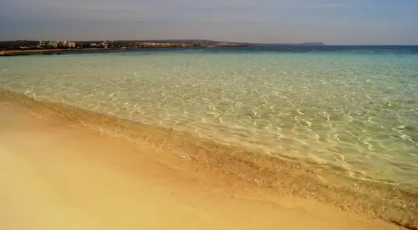 Czysta, turkusowa woda przy plaży w Ayia Napa zachęca do kąpieli. Idealna temperatura wody na Cyprze.