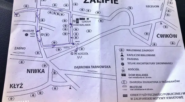 Mapa Zalipia z zaznaczoną trasą spacerową. Widać tu m.in. szkołę, dom Malarek, muzeum i kościół.
