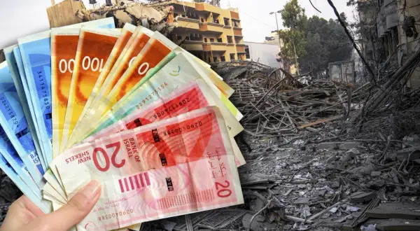 Ręka trzyma banknoty - waluta Izraela, na tle zniszczonego budynku.