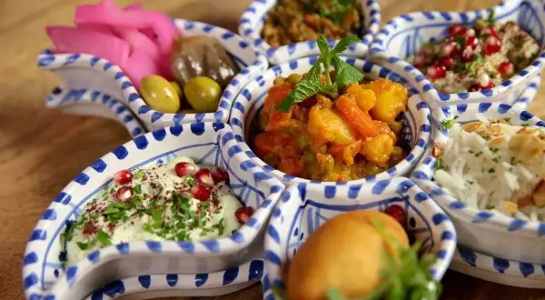 Łazienki Królewskie: Gdzie zjeść? Polecane restauracje i kawiarnie