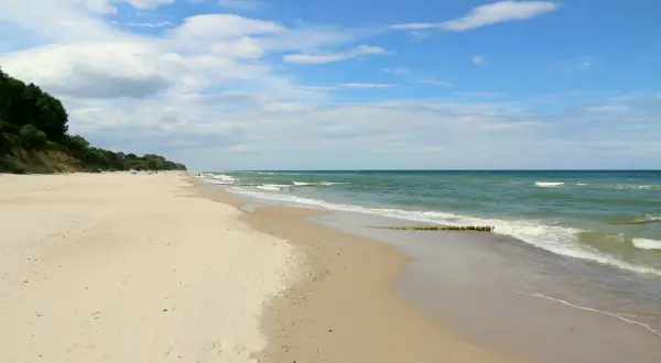 Piękna plaża w Gąskach, idealne miejsce na rodzinne wakacje. Mnóstwo przestrzeni do zabawy i budowania zamków z piasku, a morze zachęca do kąpieli. Gąski atrakcje dla dzieci czekają!
