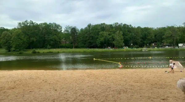 Piękna plaża i jezioro, idealne na letni relaks. To jedne z fajnych miejsc nad wodą łódzkie.
