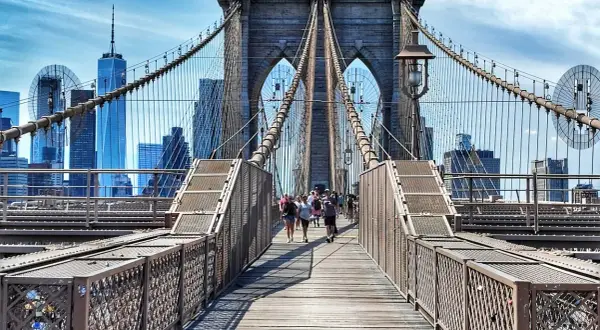 Spacerem po moście Brooklyn, z widokiem na drapacze chmur Manhattan.