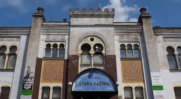 Stara Łaźnia, dawna łaźnia, dziś restauracja kuchni żydowskiej. Architektura budynku sugeruje rewolucje stylistyczne.