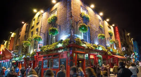 Tętniące życiem nocne uliczki, gdzie jest Dublin? To Temple Bar, znany z pubów i ludzi bawiących się do późna.