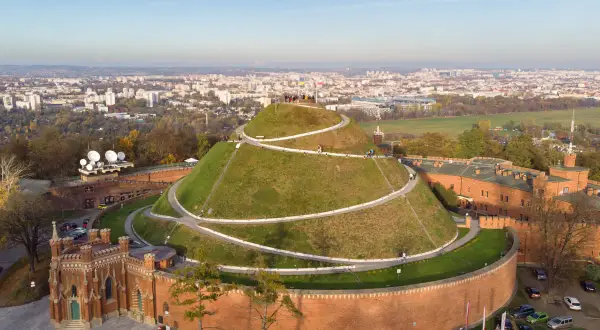 Kopiec Krakusa w Krakowie Zabłociu, z krętymi ścieżkami i panoramą miasta.