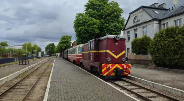 Czerwona lokomotywa z wagonami na stacji w Piasecznie. Idealne piaseczno atrakcje na weekend dla miłośników kolei.