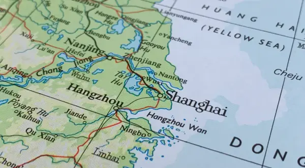 Gdzie leży Szanghaj? Na mapie widzimy, że Szanghaj znajduje się w Chinach, na wschodnim wybrzeżu, niedaleko Hangzhou i Morza Wschodniochińskiego.