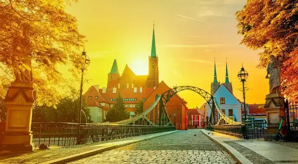 Zachód słońca nad Ostrowem Tumskim we Wrocławiu. Idealne miejsce, gdzie na weekend z Wrocławia.