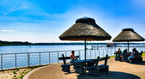 Sława jezioro oferuje wspaniałe atrakcje: zacienione ławki, spokojną wodę i błękitne niebo. Idealne miejsce na relaks.
