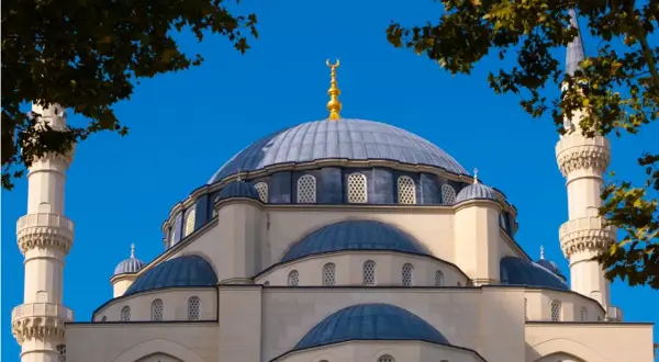 Piękny meczet z minaretami, symbol albańskiej religii, pod błękitnym niebem.