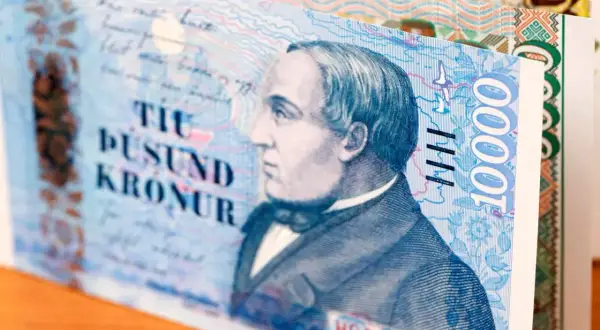 Islandzkie banknoty 10 000 koron z portretem mężczyzny.