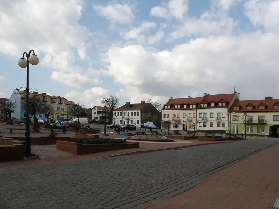 Rynek w Serocku, kujawsko-pomorskie. Kolorowe kamienice, ławki i latarnie tworzą urokliwy zakątek.