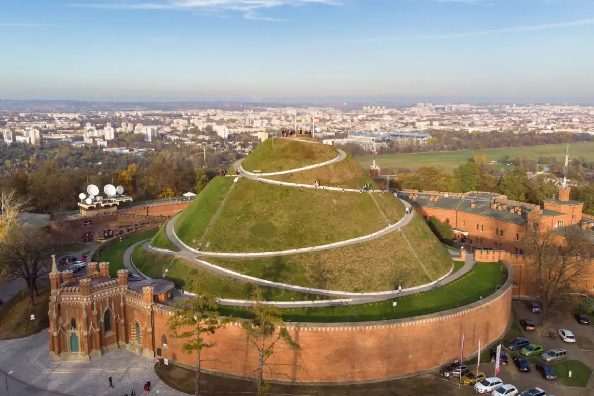 Kopiec Kościuszki w Krakowie, idealne miejsce, by zobaczyć panoramę miasta. Warto odwiedzić, gdy planujesz, co w Krakowie pooglądać.