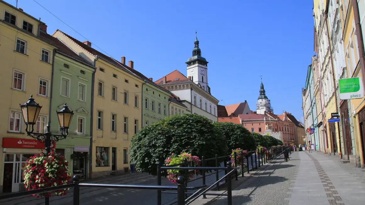 Kolorowe kamienice i wieże ratuszowe tworzą malowniczy widok na miasto nad Kaczawą.