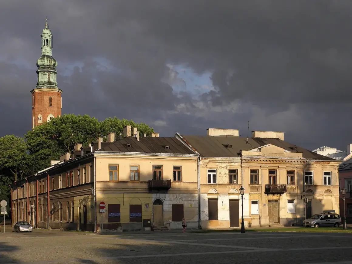 Radom: zabytkowa wieża i kamienice na placu, zapowiedź wydarzeń kulturalnych.
