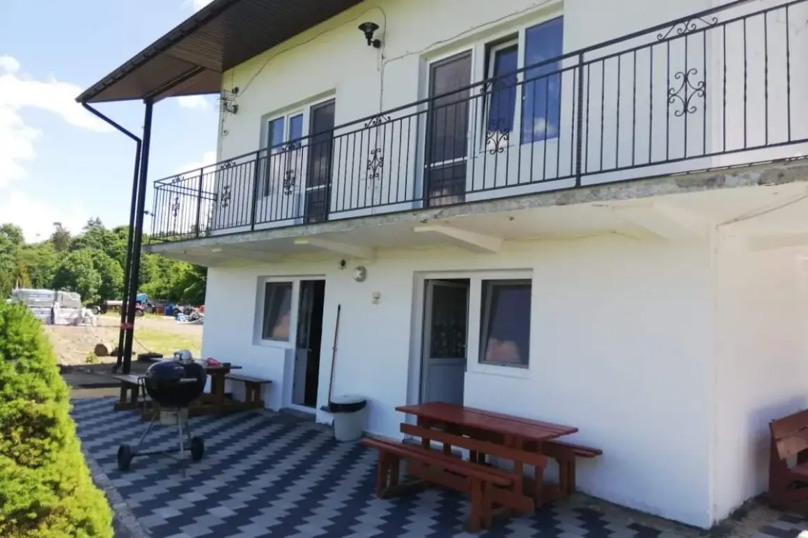 Pensjonat Janina Rzepka zaprasza! Sprawdź cennik i zarezerwuj pobyt. Grill i stoliki czekają na gości.