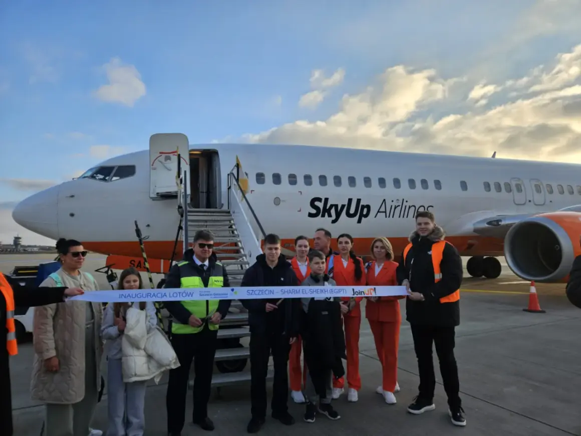 Grupa osób przecina wstęgę przed samolotem SkyUp Airlines. Inauguracja lotów do Szarm El-Szejk. Lotnisko nad morzem.