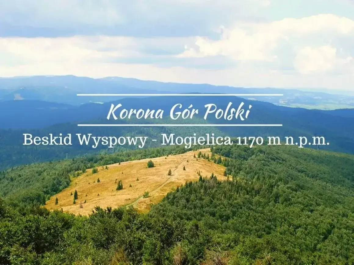 Widok na Beskid Wyspowy - Mogielicę, jeden z pięknych beskidy szczyty. W tle łagodne pasma górskie i błękitne niebo.