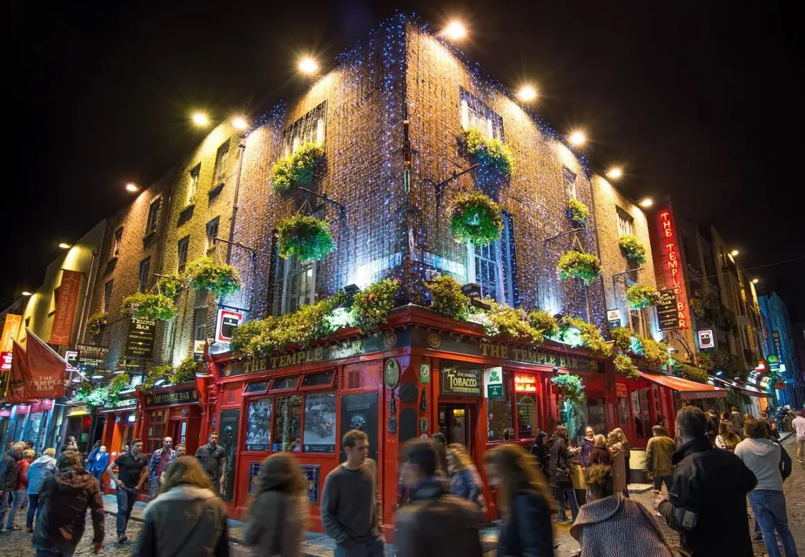 Tętniące życiem nocne uliczki, gdzie jest Dublin? To Temple Bar, znany z pubów i ludzi bawiących się do późna.