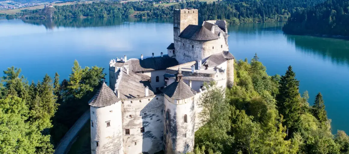 Zamek w Niedzicy nad jeziorem. Sprawdź aktualny zamek w Niedzicy cennik biletów i zaplanuj wizytę w tej malowniczej okolicy.
