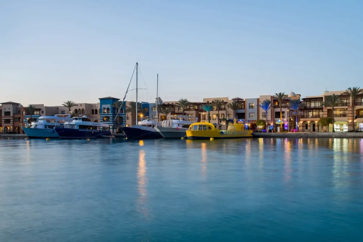 Łodzie przy nabrzeżu w Marsa Alam, z budynkami w tle. Widok z hotelu Radisson Marsa Alam.