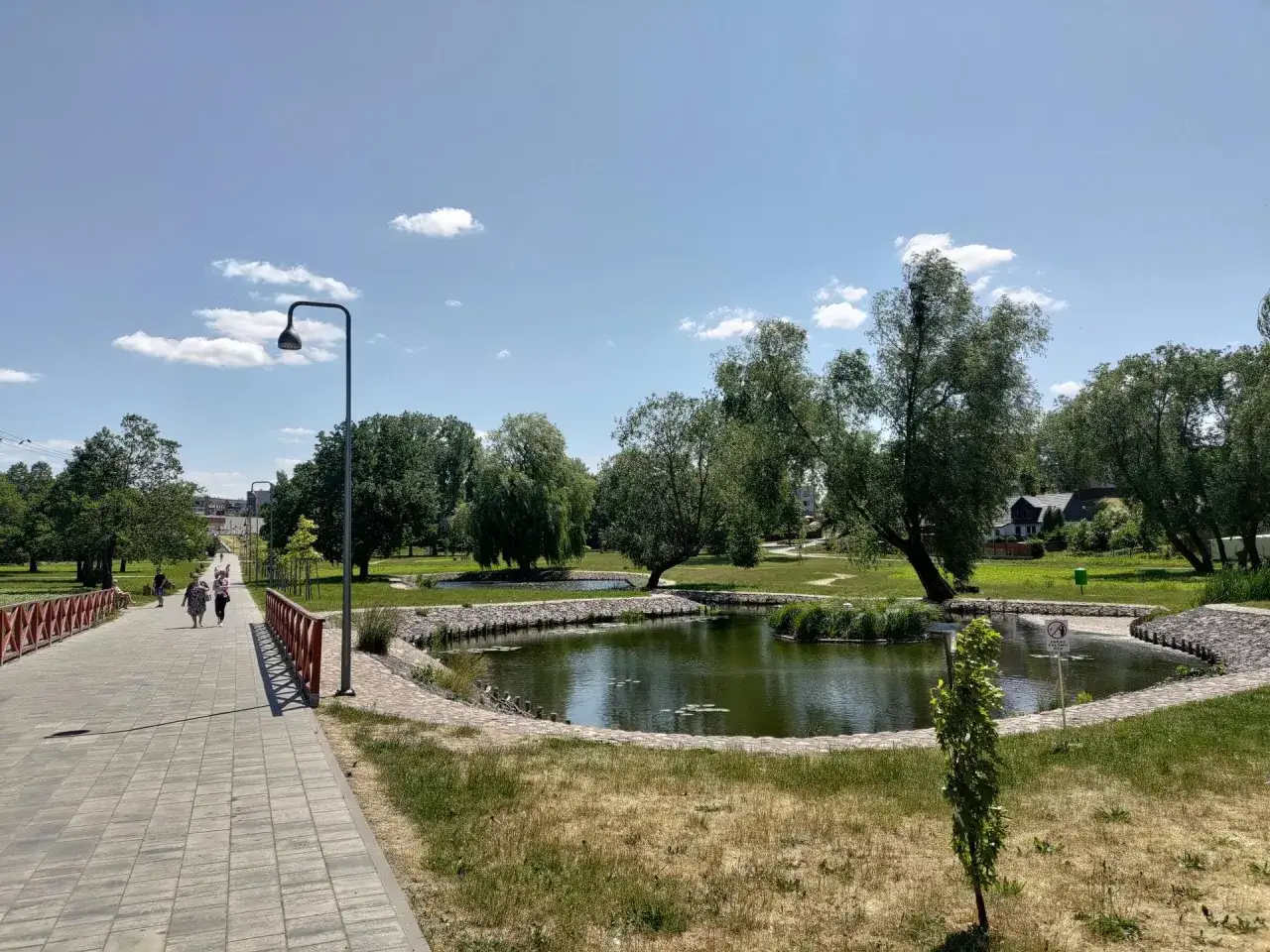 Spacer po parku w Szczuczynie z widokiem na stawy i zielone alejki.