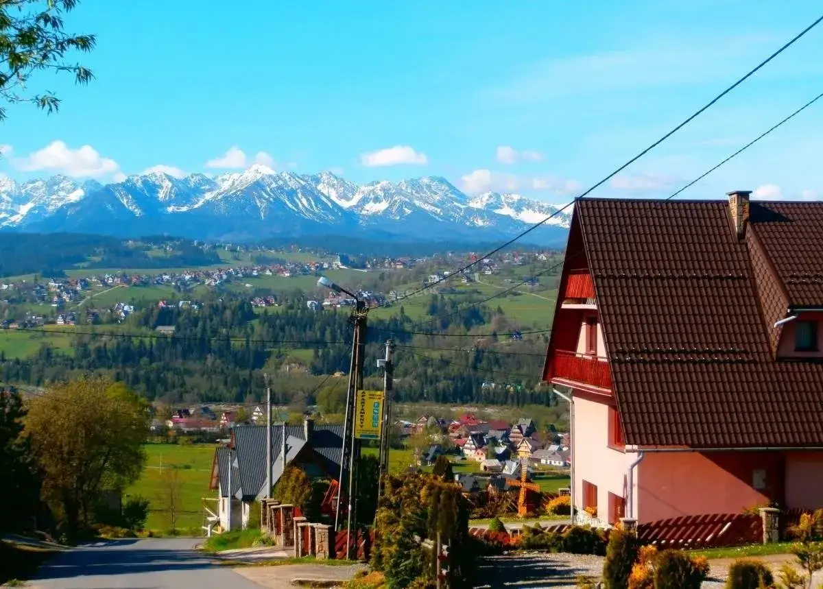 Widok na Tatry z pensjonatu Janina Rzepka. Sprawdź cennik i zarezerwuj pobyt w malowniczej okolicy.