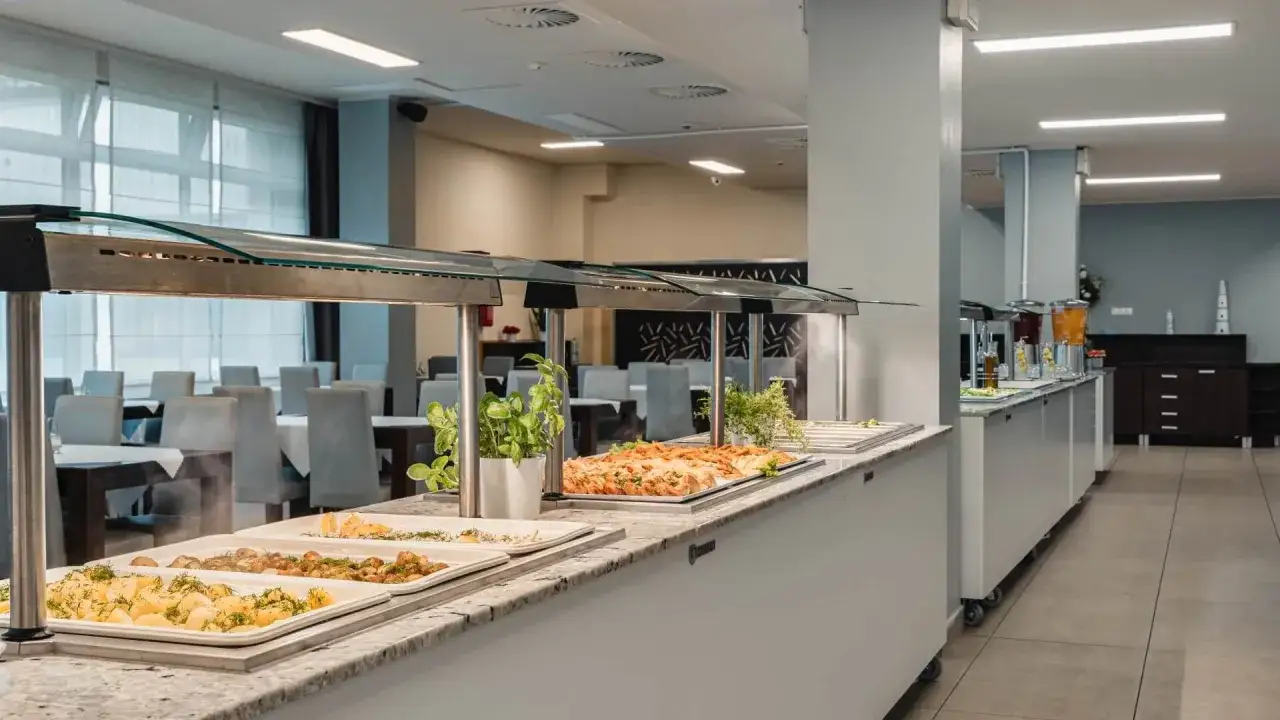 Szukasz miejsca, gdzie zjeść w Juracie? Bufet hotelowy oferuje bogactwo smaków: ziemniaki, mięsa, sałatki i napoje.