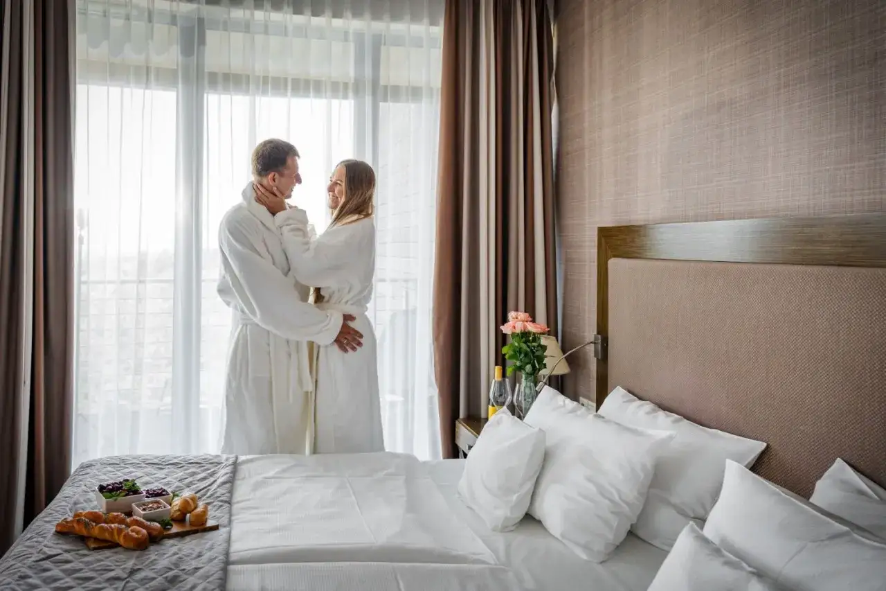 Para idealna, ciesząca się romantycznym spa nad morzem. W pokoju czeka śniadanie.