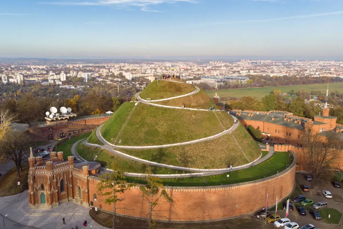 Kopiec Kościuszki w Krakowie, idealne miejsce, by zobaczyć panoramę miasta. Warto odwiedzić, gdy zastanawiasz się, co pooglądać w Krakowie.