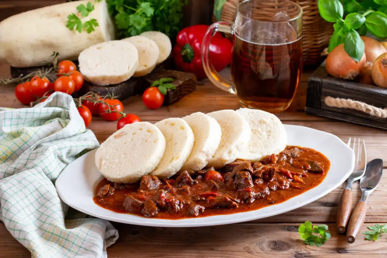 Gulasz z knedlami i piwo. Taki obiad w Czechach to koszt ok. 250-350 CZK.