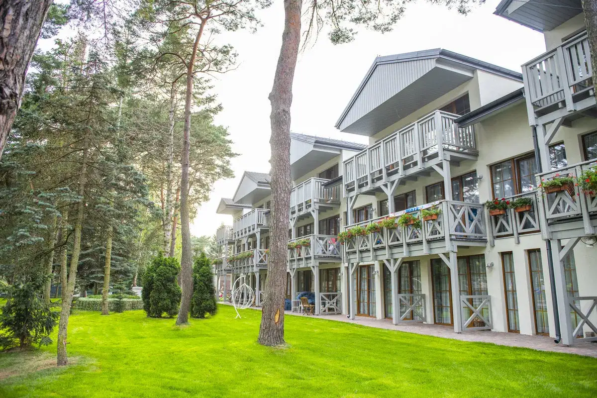 Nowoczesne apartamenty w otoczeniu sosnowego lasu, idealne na wczasy dla emerytów z dojazdem.