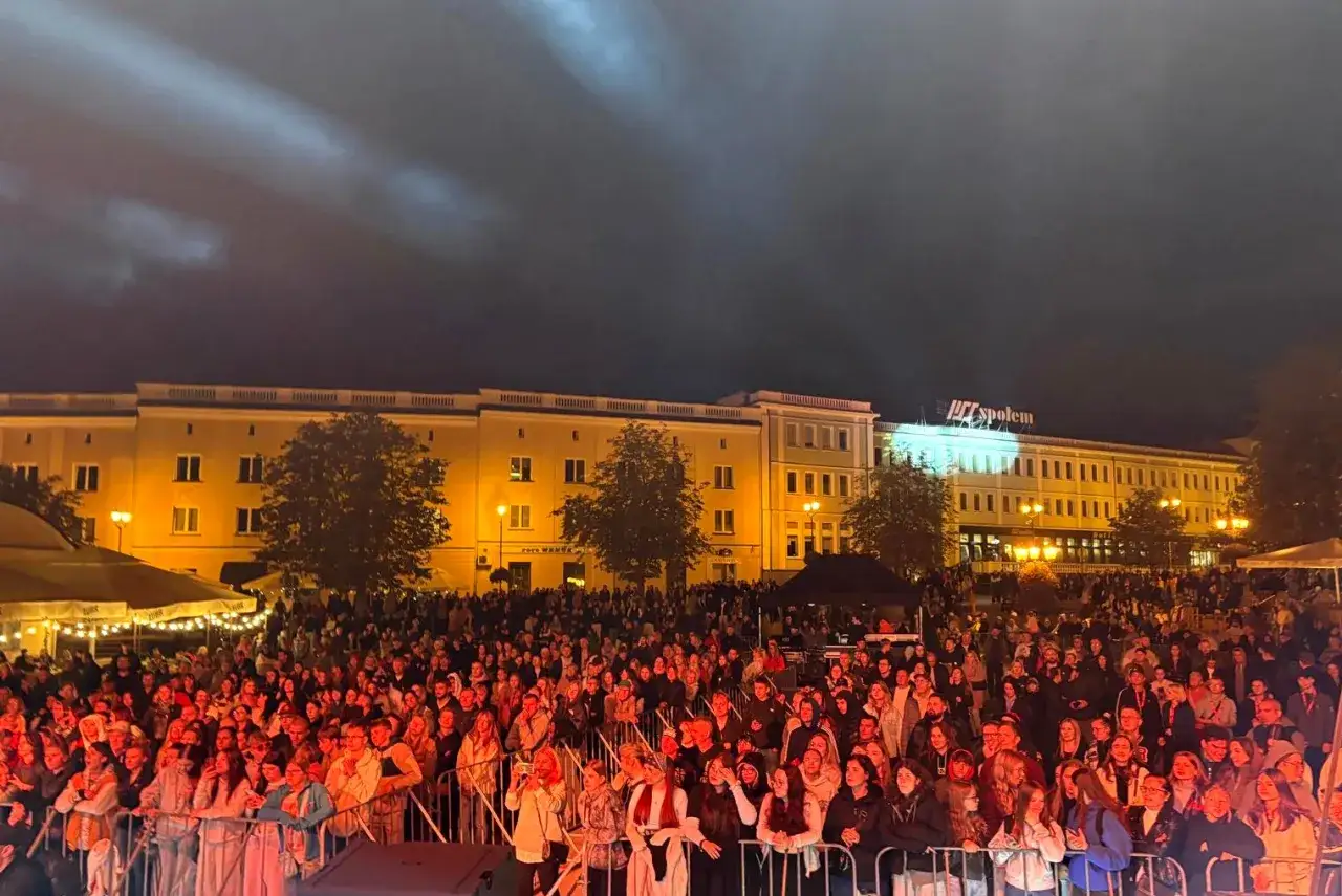 Tłumy ludzi na koncercie w Białymstoku. Wspaniałe białystok imprezy weekendowe przyciągają mieszkańców i turystów.
